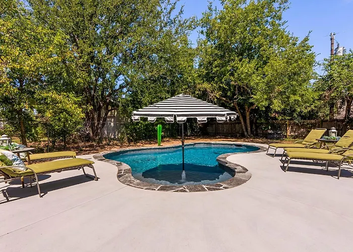 Pool Getaway Movie Games Yard Bbq Pets Holiday home