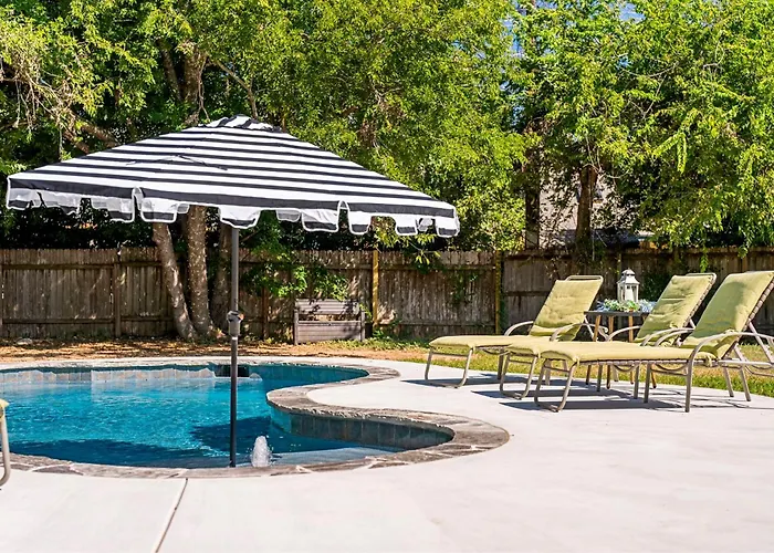 Holiday home Pool Getaway Movie Games Yard Bbq Pets *